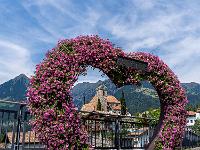 Blick durch ein Blumenherz auf Schenna